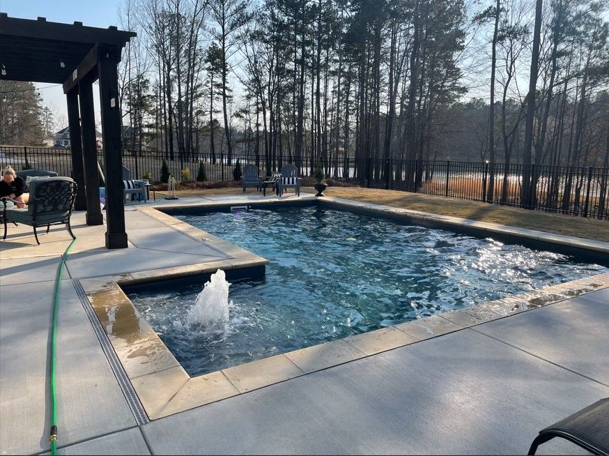 A large swimming pool with a fountain in the middle of it