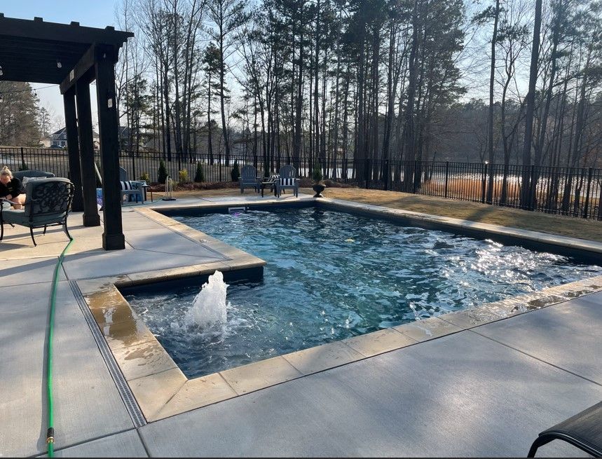 A large swimming pool with a fountain in the middle of it