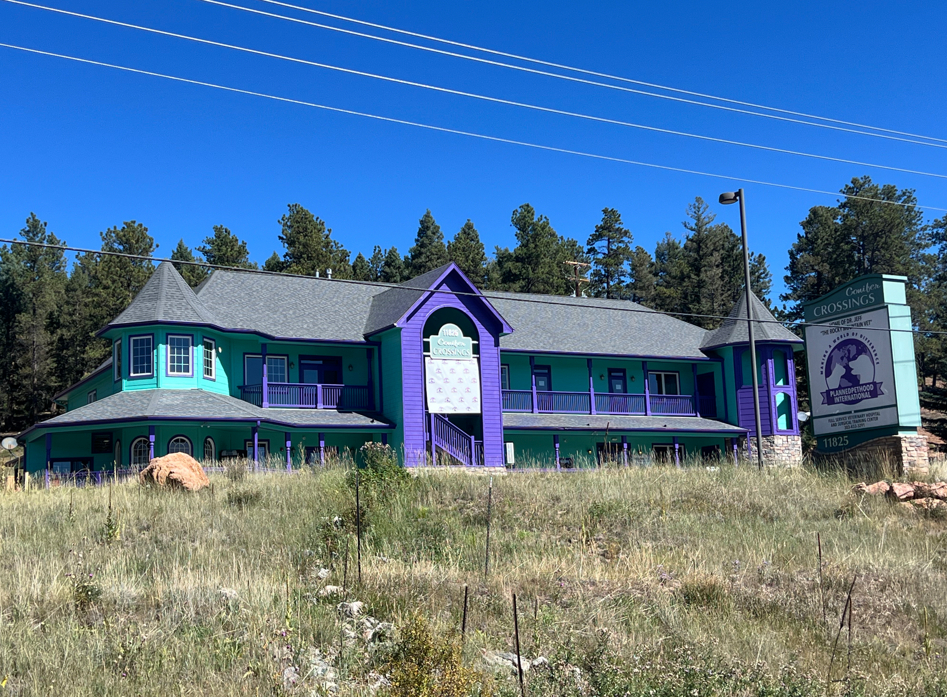 A green and purple building with a sign that says ' motel ' on it