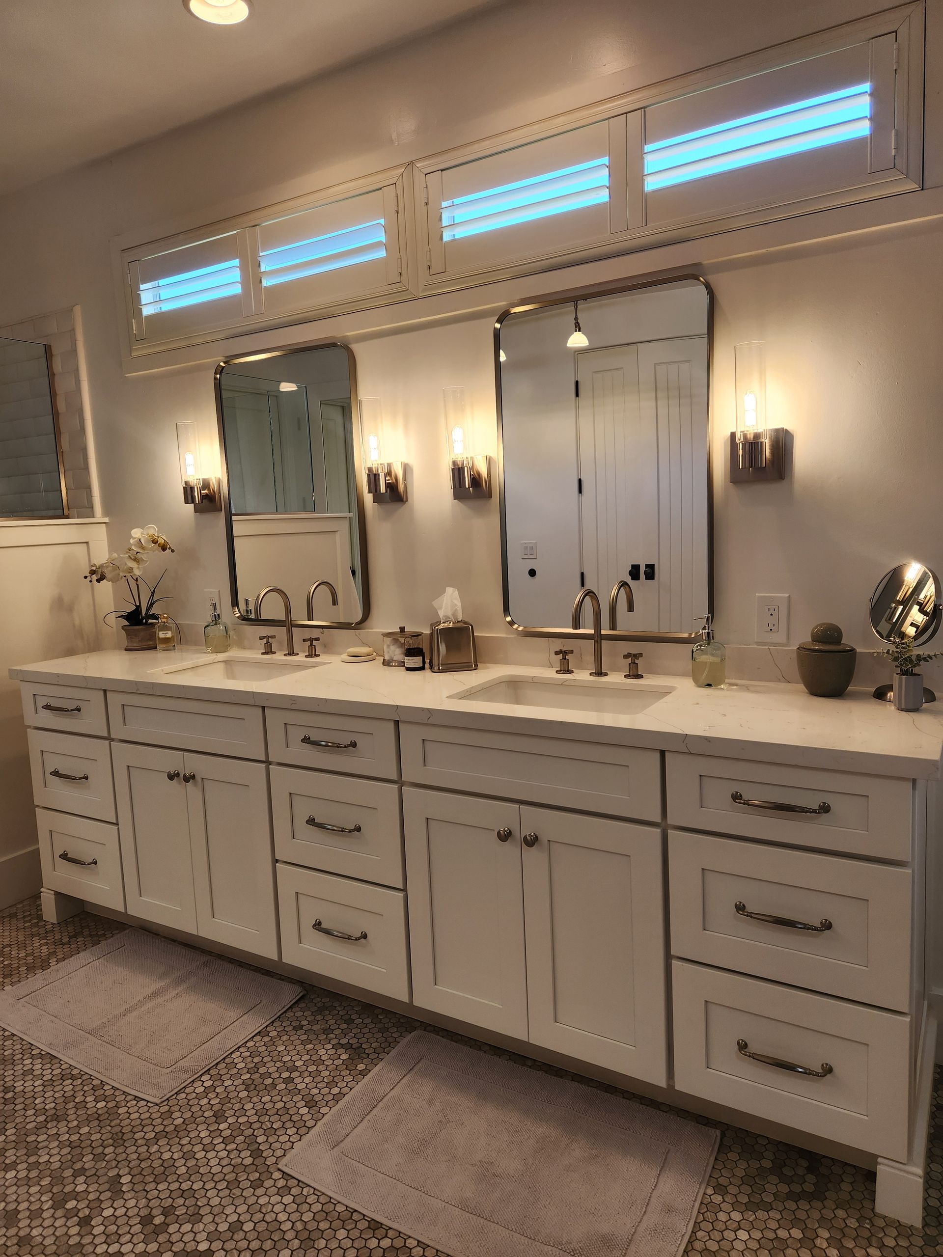 A bathroom with two sinks and two mirrors