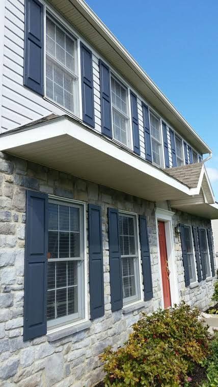 An empty bedroom with orange and green walls and a white door.