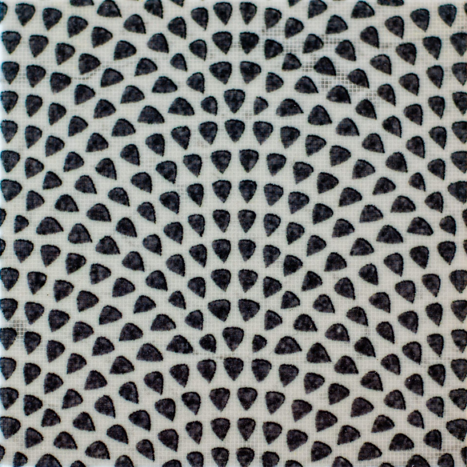 Black tear-drop shapes arranged in concentric circles on a white background.