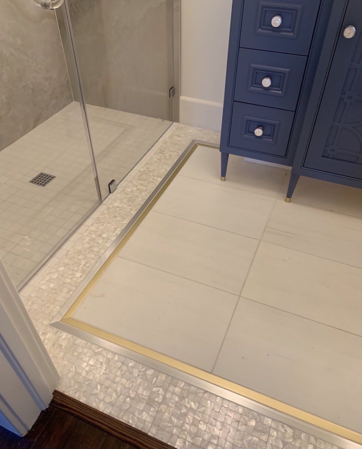 decorative tile border with pearl-like design