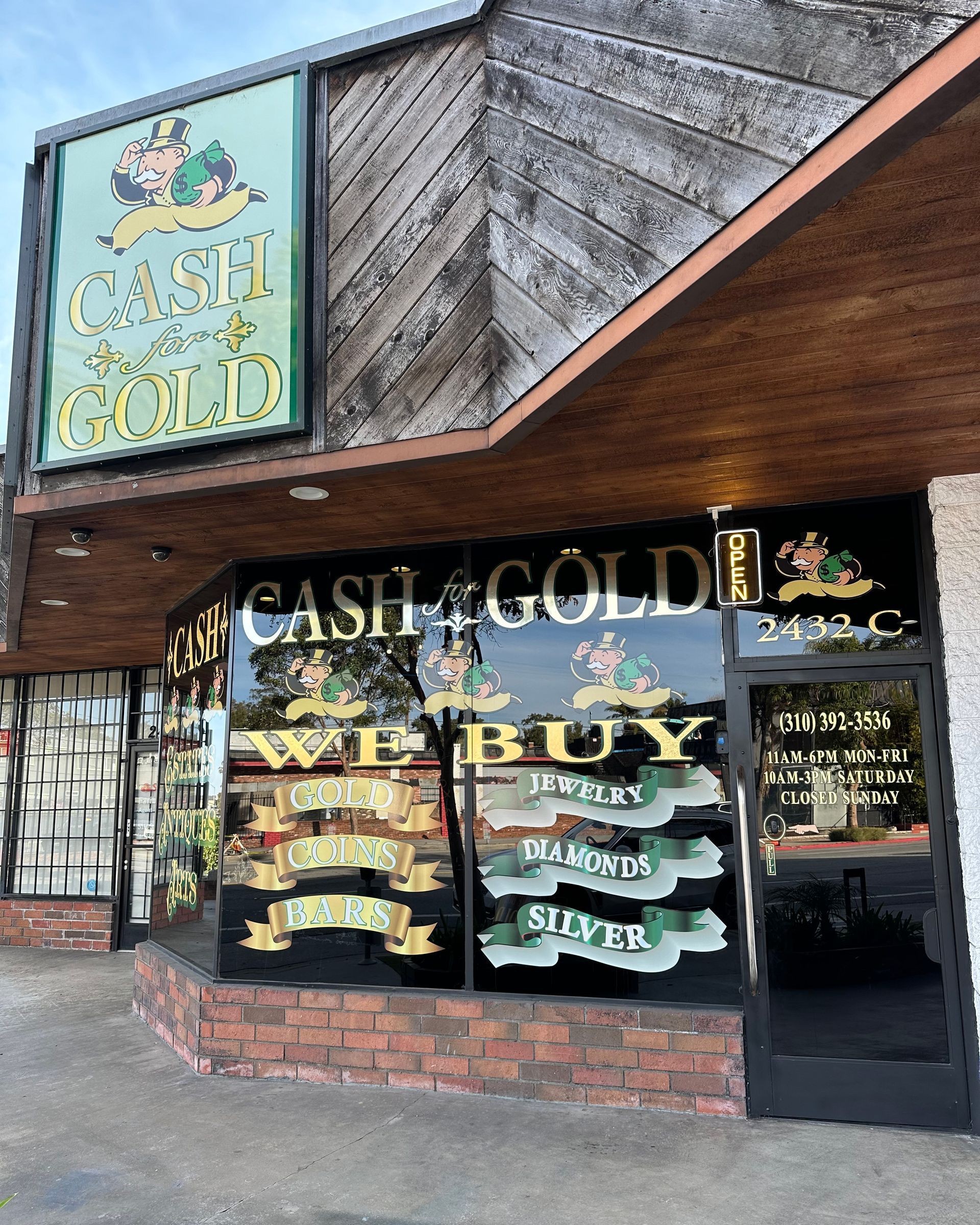 A store front with a sign that says cash gold we buy