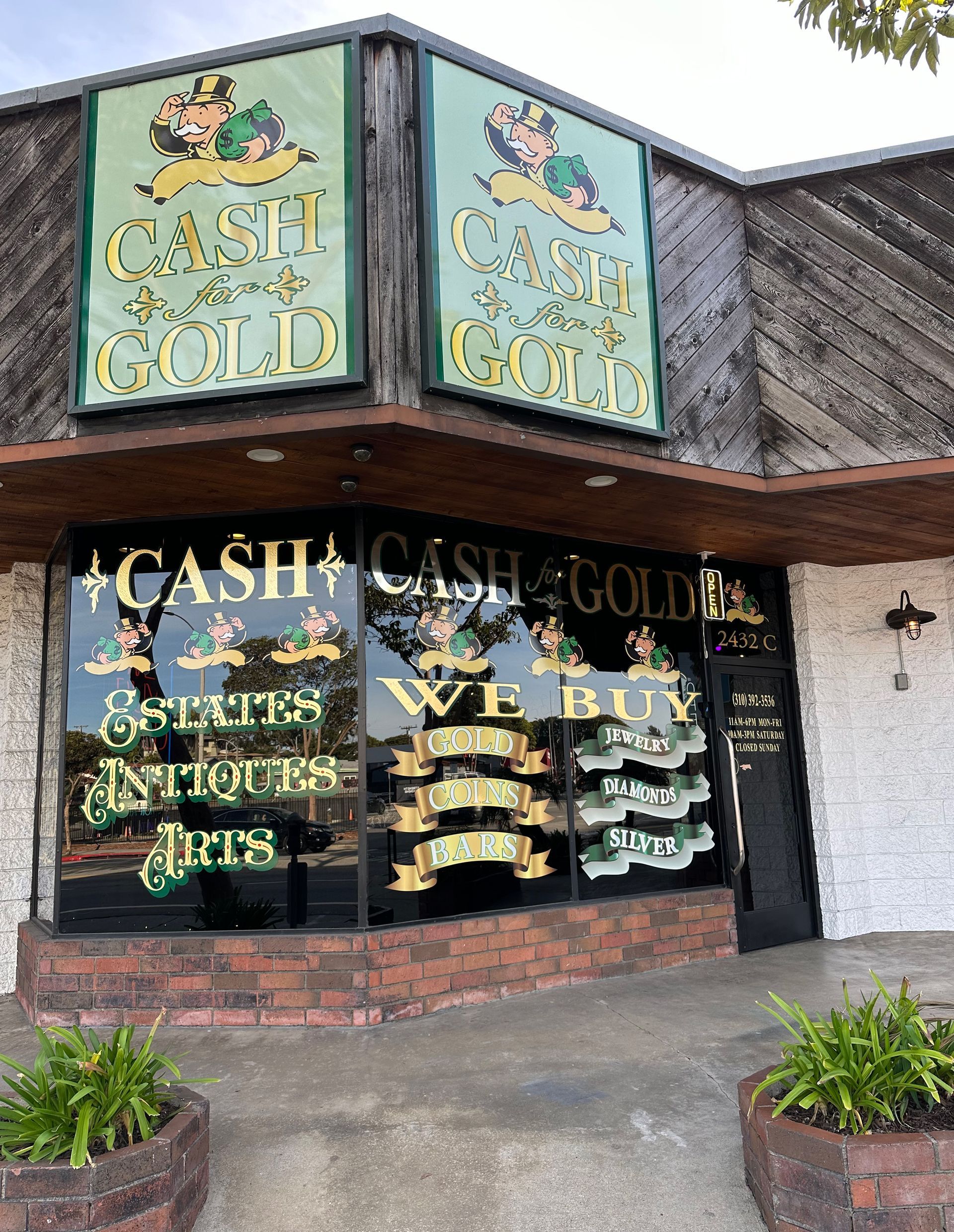 A store front with a sign that says cash gold