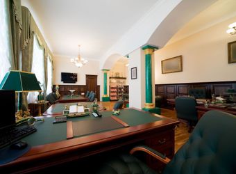 A large room with a lot of desks and chairs