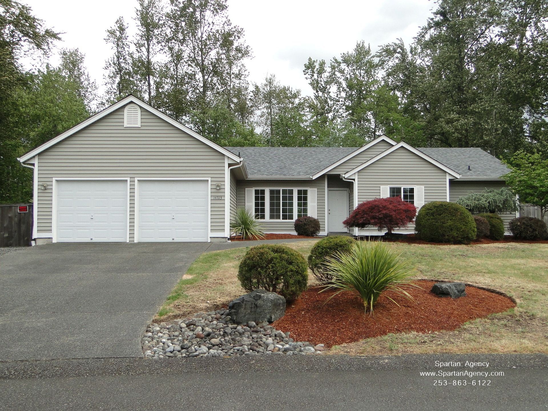 Single story Rambler, tan house with white trim - Orting