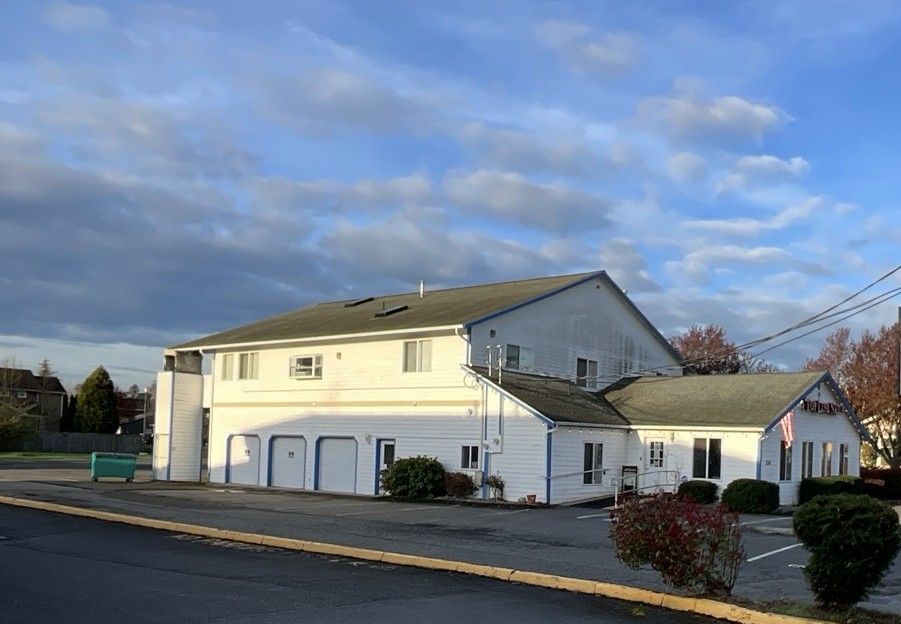 3 bedroom, 2 bath apartment, two car garage. Sumner