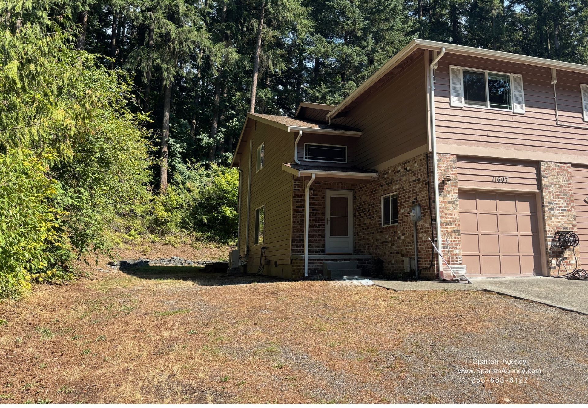 3 bedroom, 2 bath townhouse, single car garage. Puyallup, South Hill