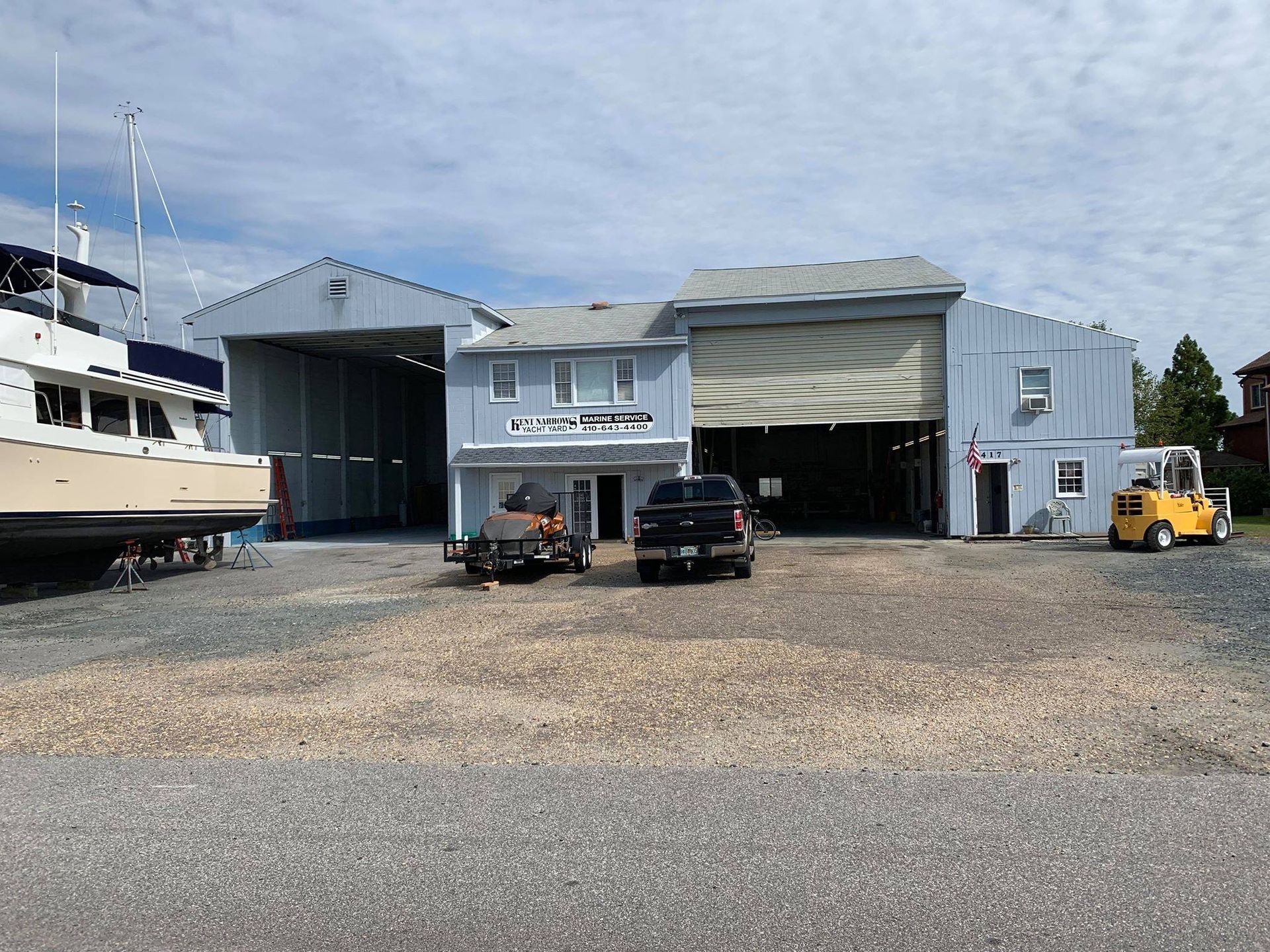 a boat is sitting in a garage next to a building