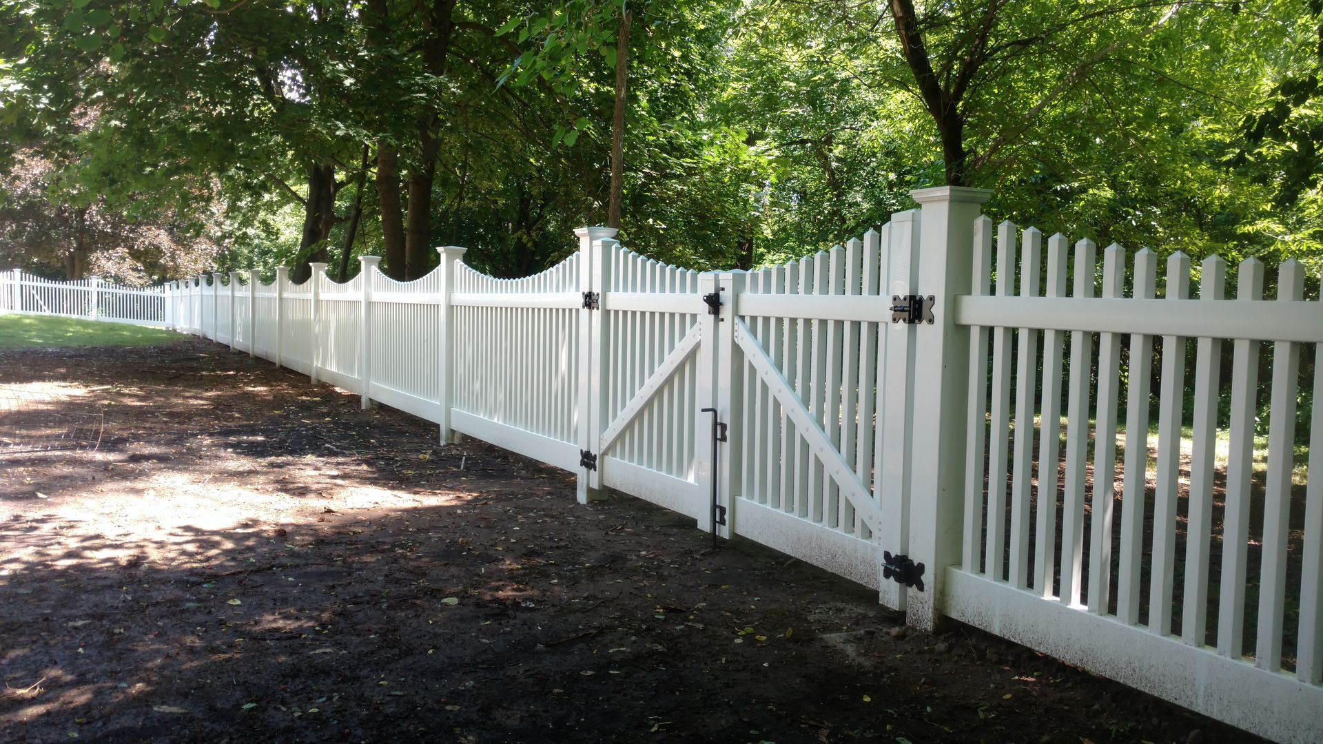 white vinyl fence