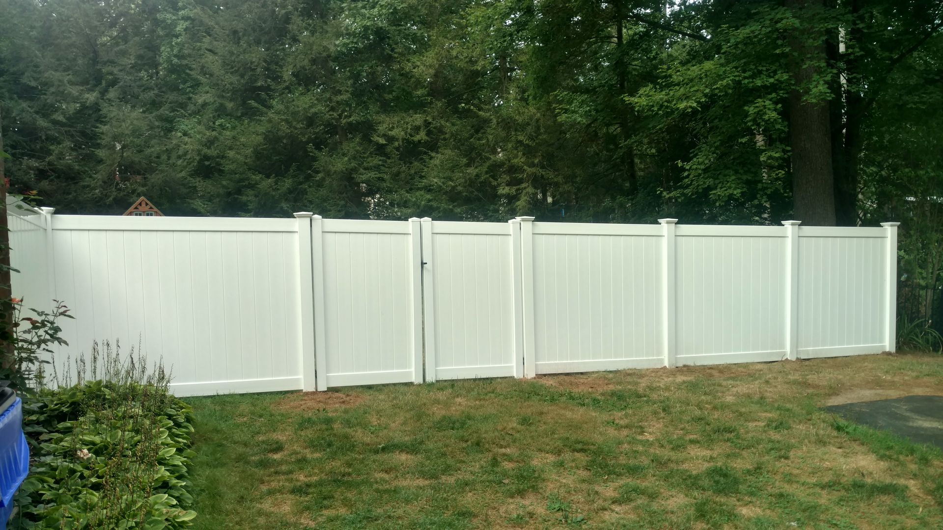 white vinyl privacy fence
