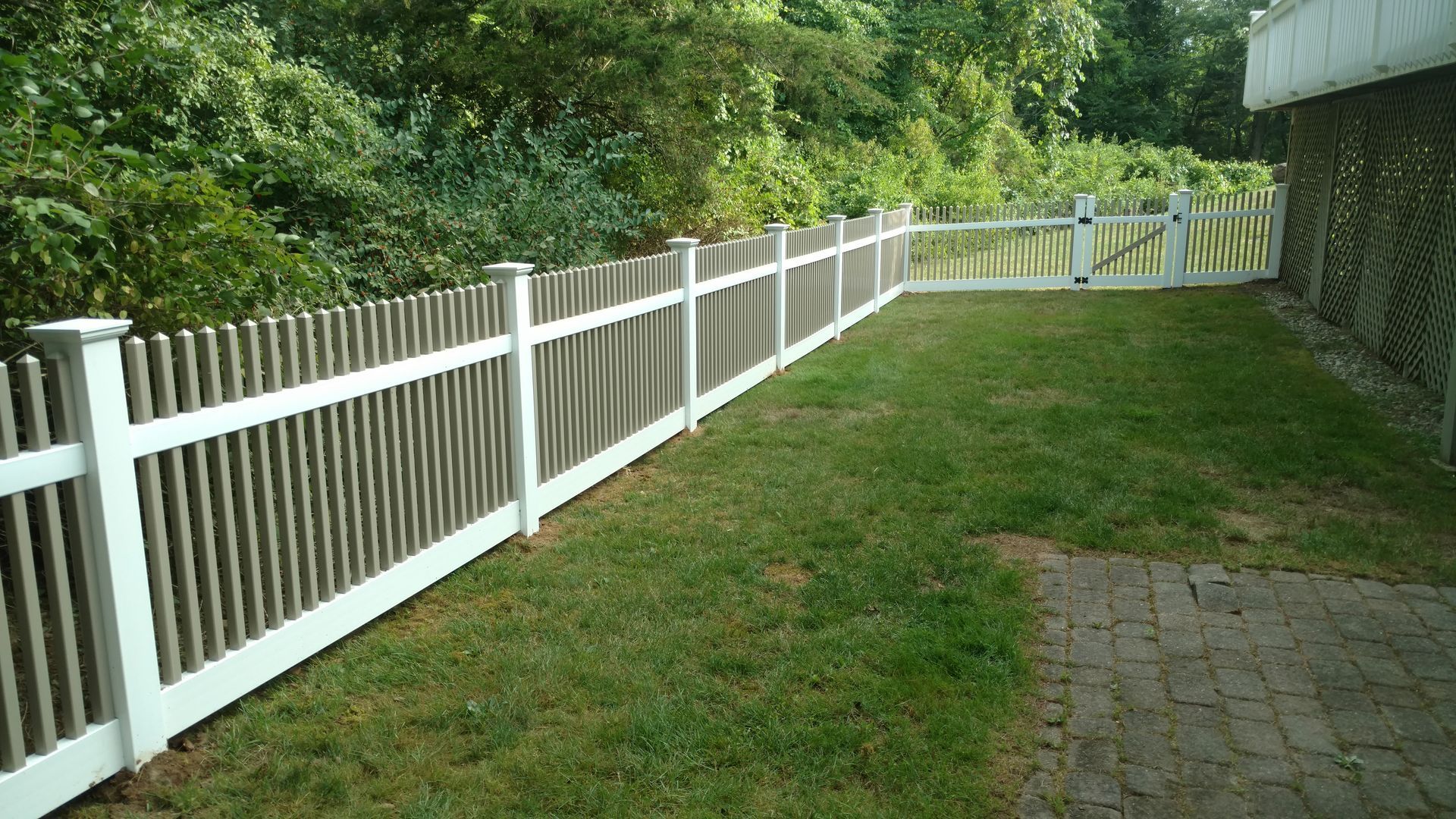 white vinyl fence