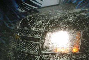 Rubbing the car with foam