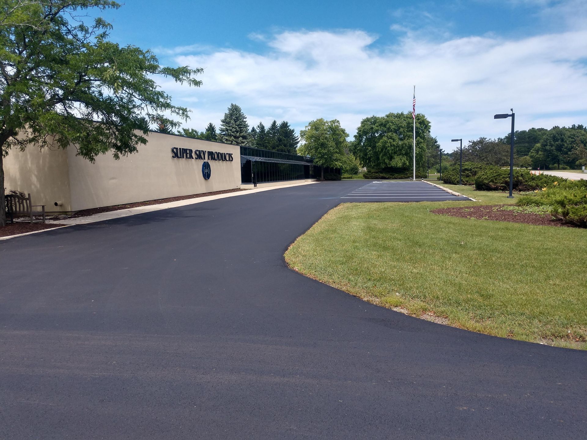 A large building with the word smith on the side of it.