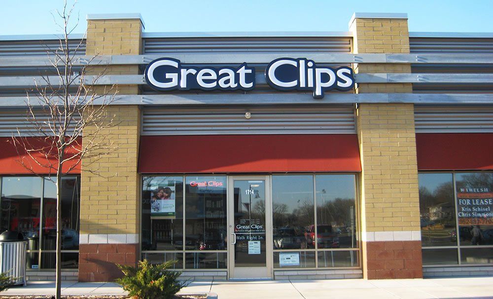 A store front with a sign that says great clips