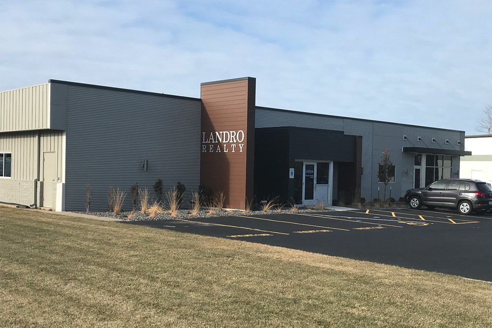 A large building with a lot of cars parked in front of it.