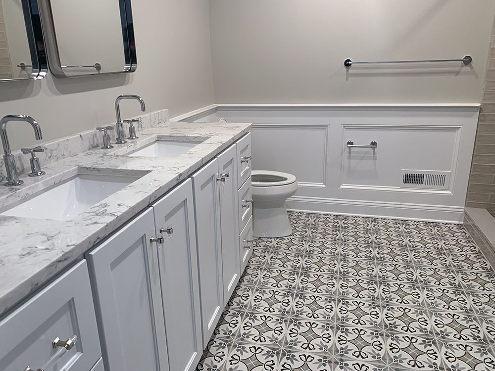 A bathroom with two sinks, a toilet, and a bathtub.