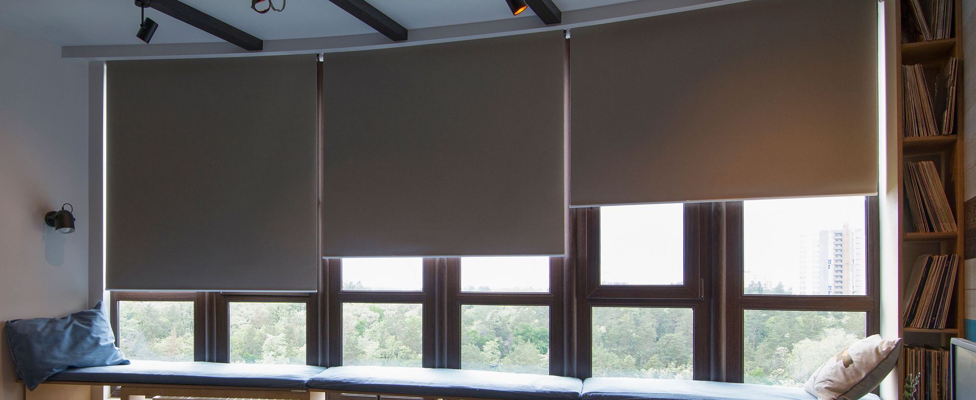 A room with a lot of windows and blinds on them.