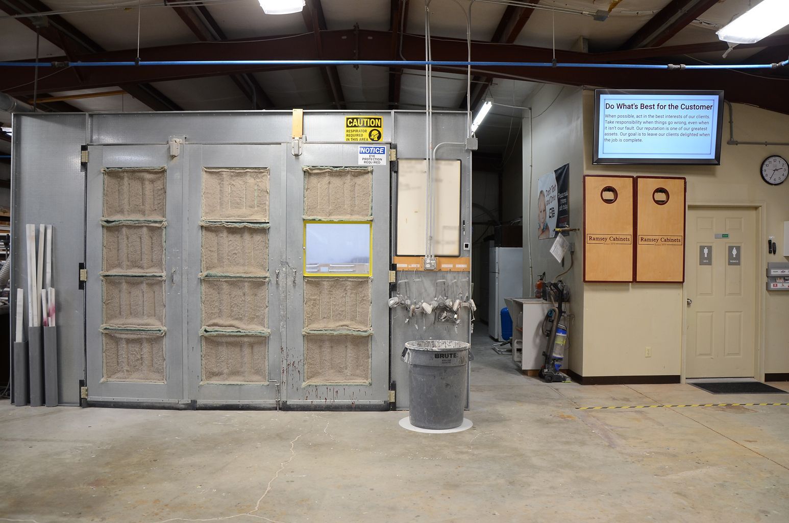 A room with a sign that says king on it