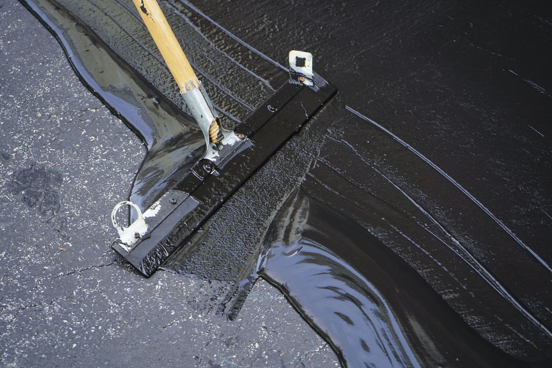 driveway sealing contractor
