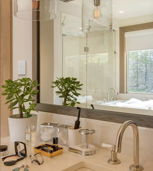 A bathroom with a sink and a mirror