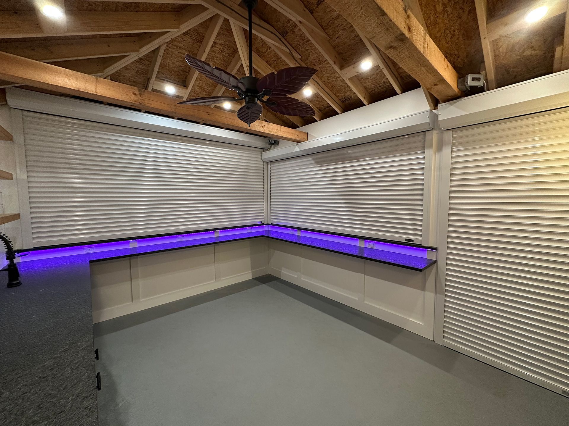 A room with a ceiling fan