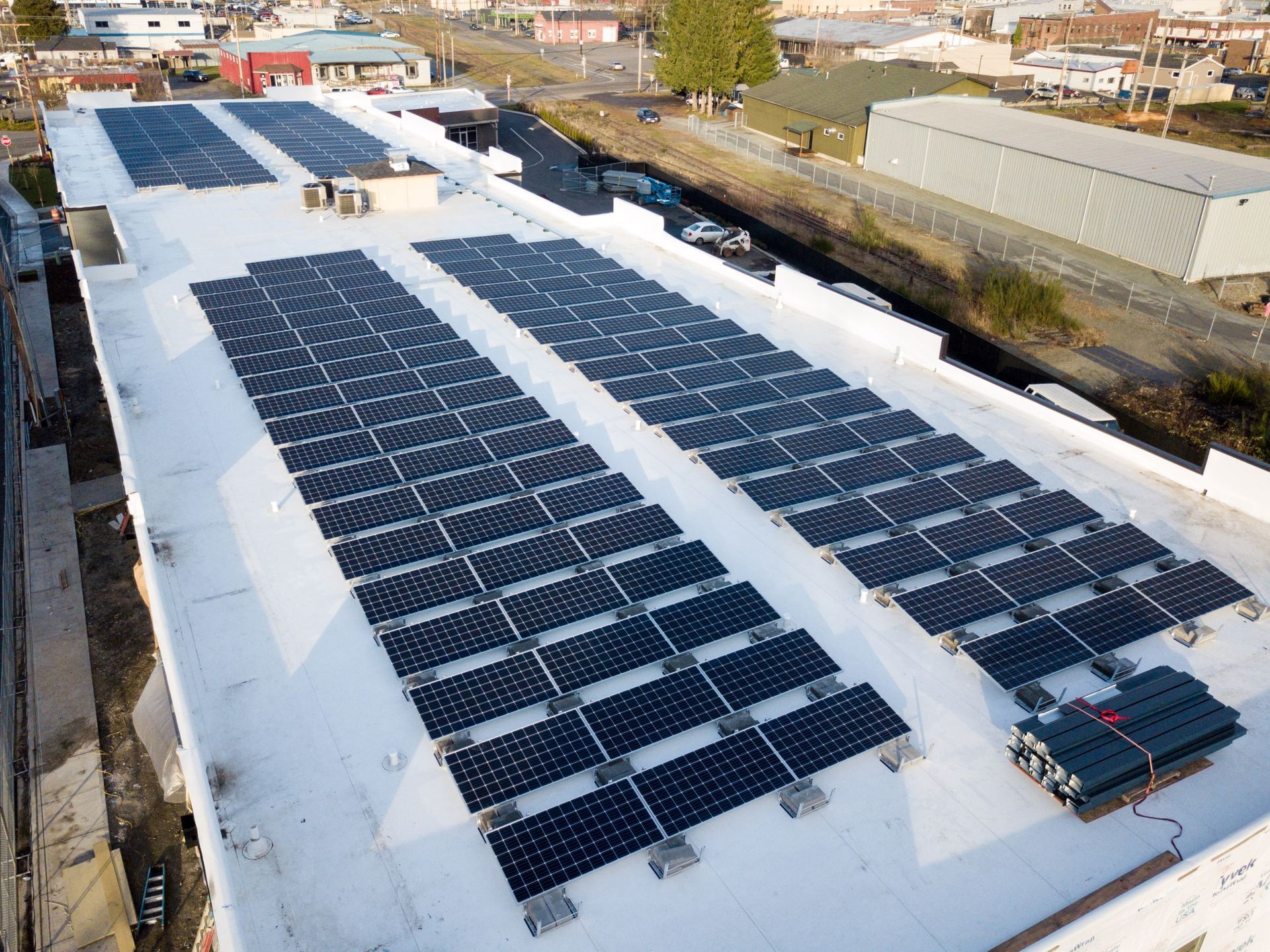 there are many solar panels on the roof of a building