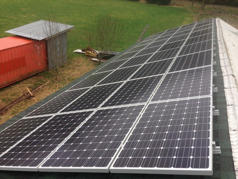 a row of solar panels sitting on top of a roof