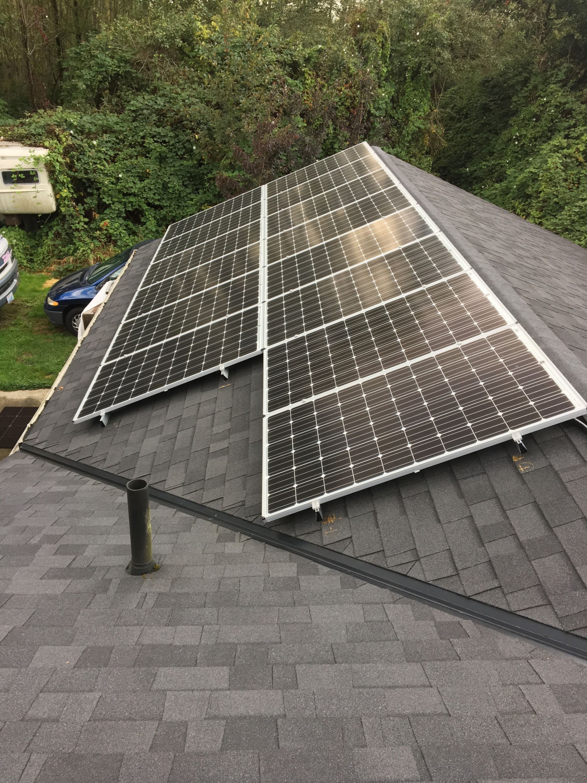 a row of solar panels sitting on top of a roof