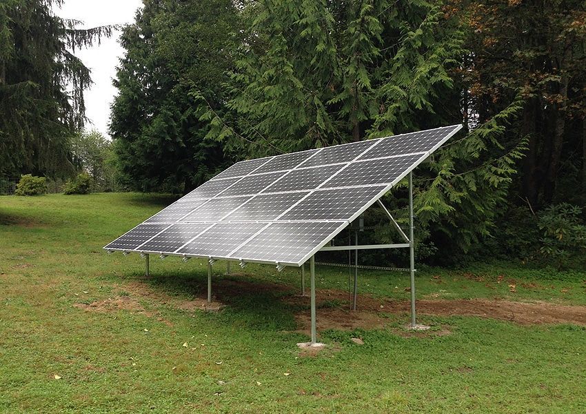 a large solar panel is sitting in the middle of a grassy field
