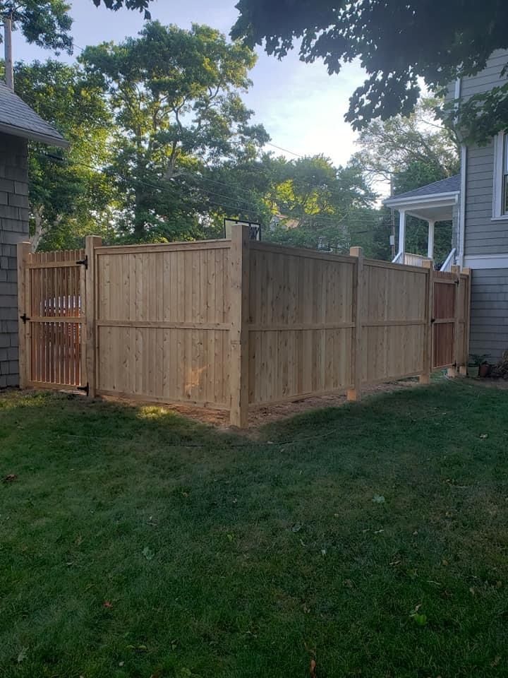 Neighborhood friendly tongue and groove with spindle gate