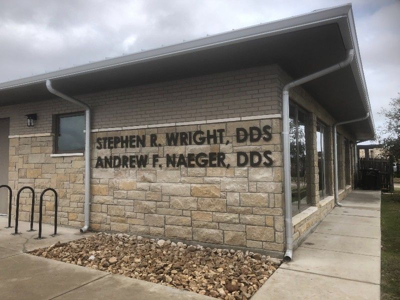A brick building with a sign that says stephen r. wright dds andrew f. kaeger dds