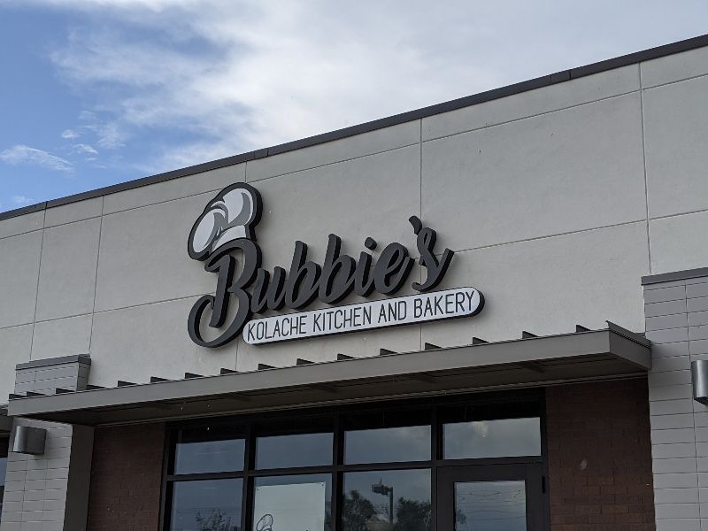 A building with a sign that says bubbie 's scratch kitchen and bakery