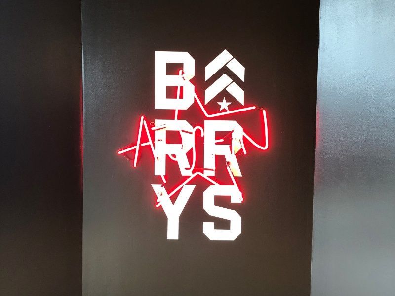 A sign that says be a rr ys on it