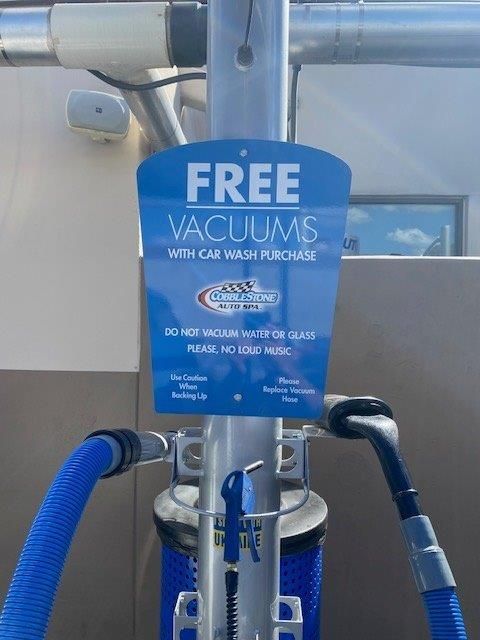 A sign that says free vacuums with car wash purchase
