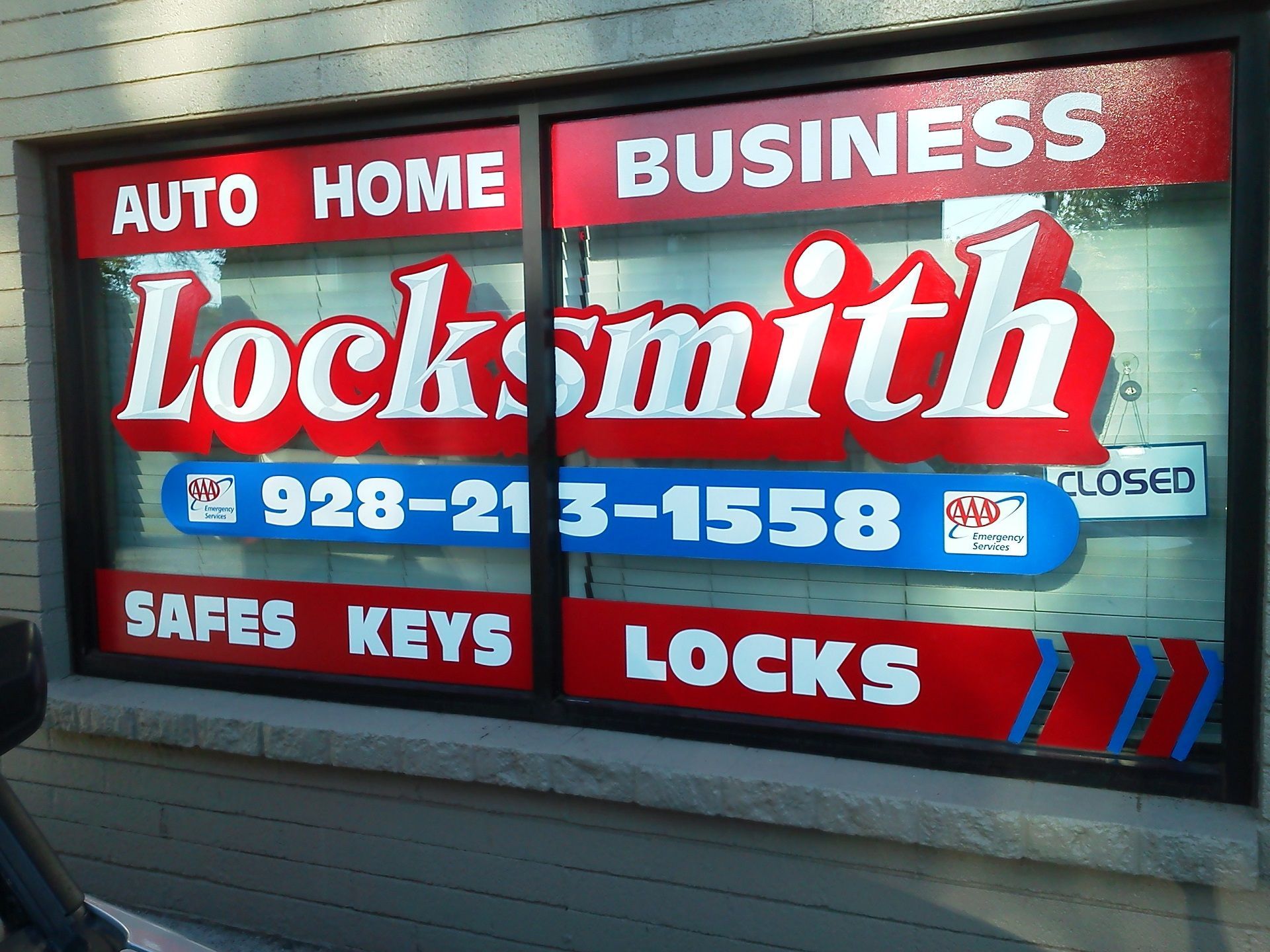 A sign in a window for a locksmith business