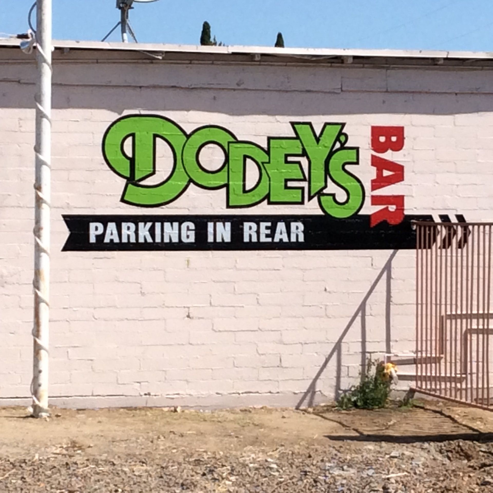A sign that says dodey 's bar parking in rear