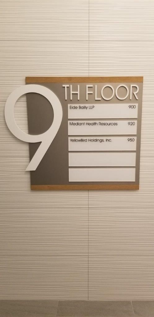 A sign for the 9th floor of a building.