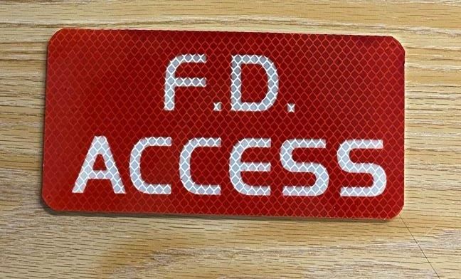 A red sign that says f.d. access on it