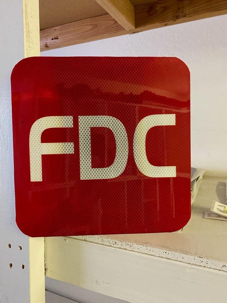 A red sign with the word fdc on it