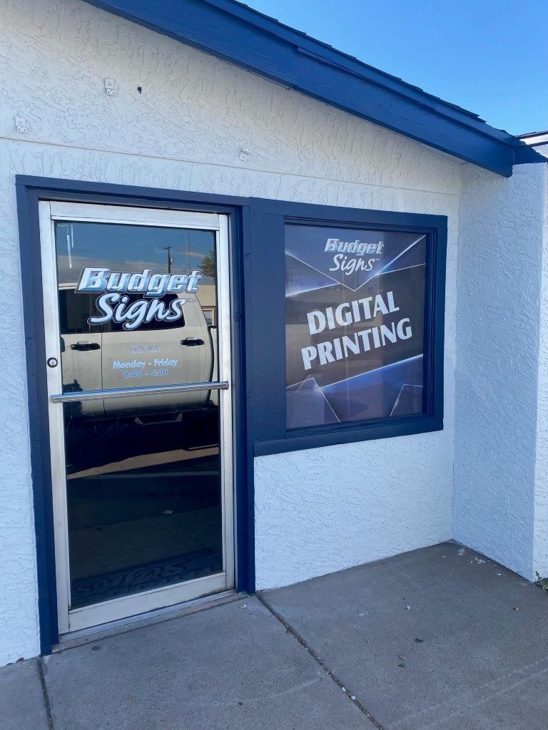 A building with a door and a window that says digital printing on it.