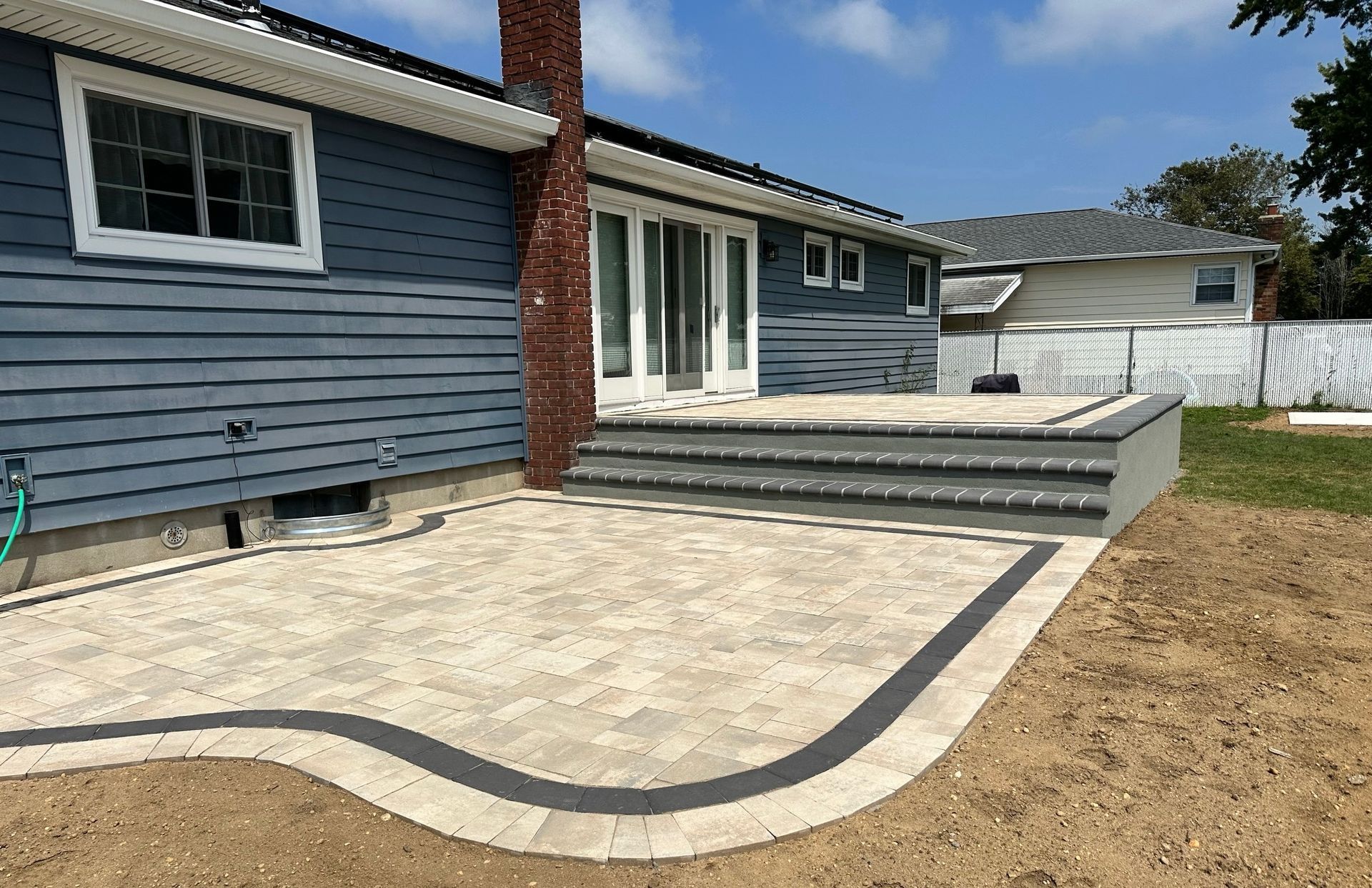 A brick patio black curved border