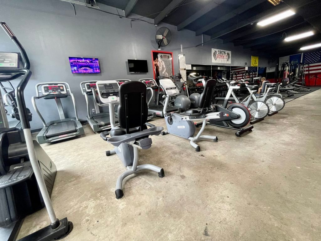 There are many different types of exercise equipment in this gym.