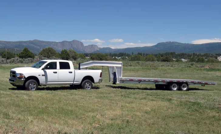 Gooseneck hitch attached to a pickup truck