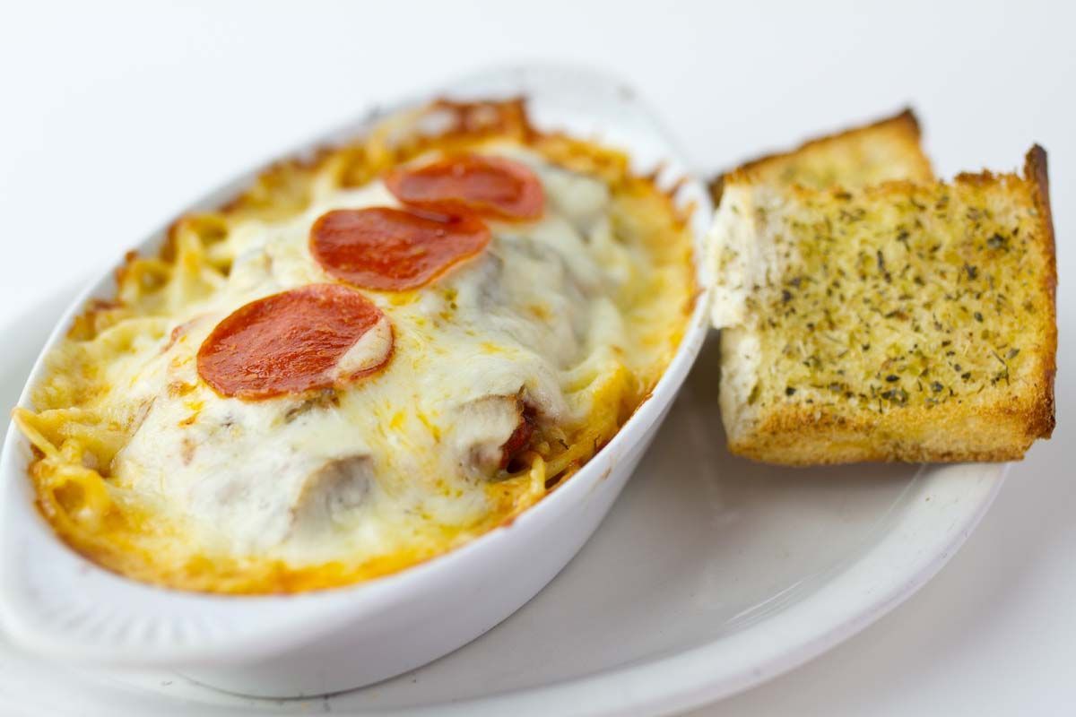 Hot lasagna with toasted bread