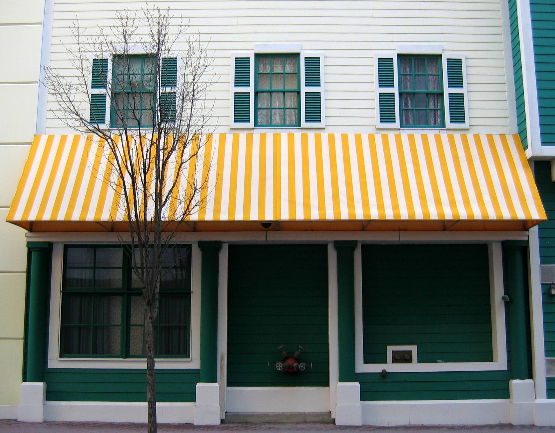 Benefits of Motorized Retractable Awnings for Homeowners