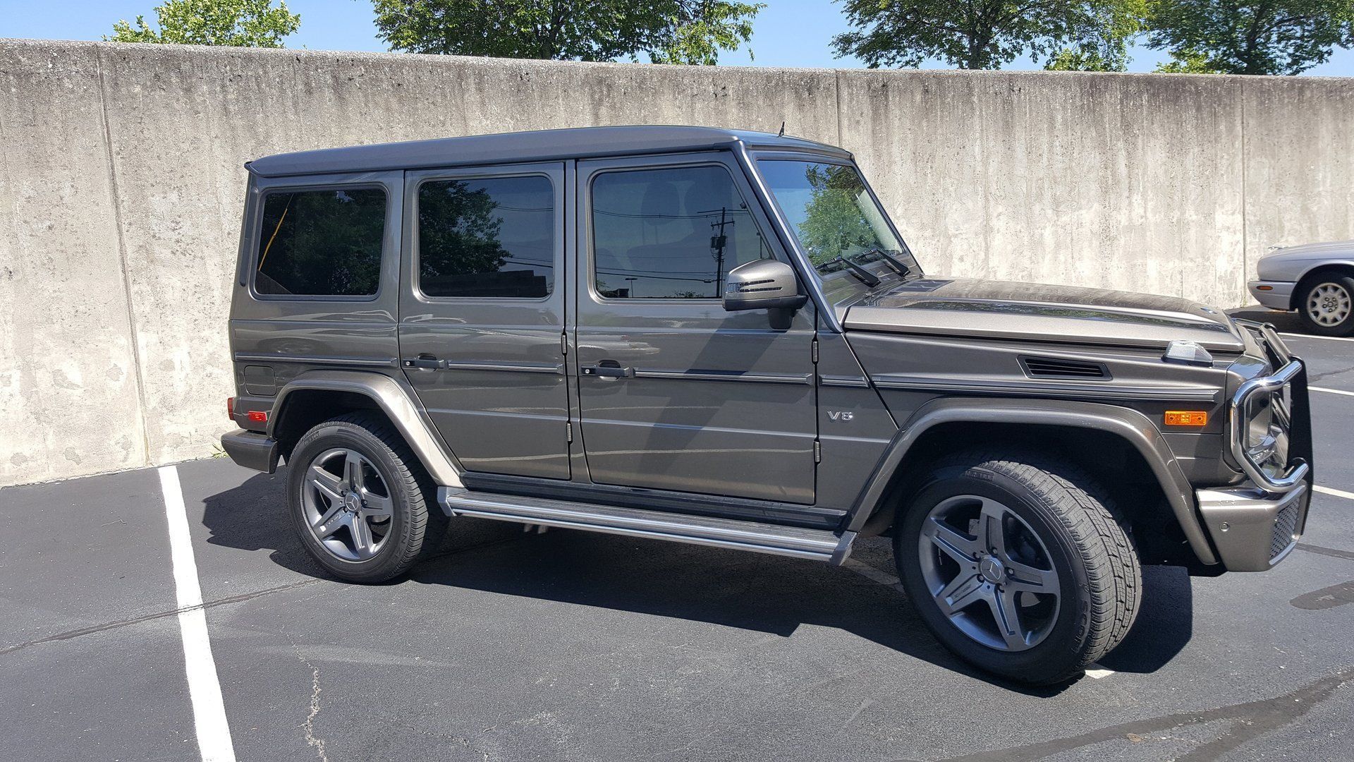 Jeep V8 with tinted windows