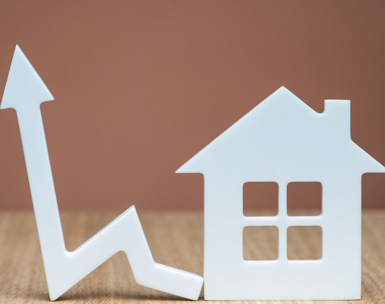 White house silhouette with an upward pointing arrow.