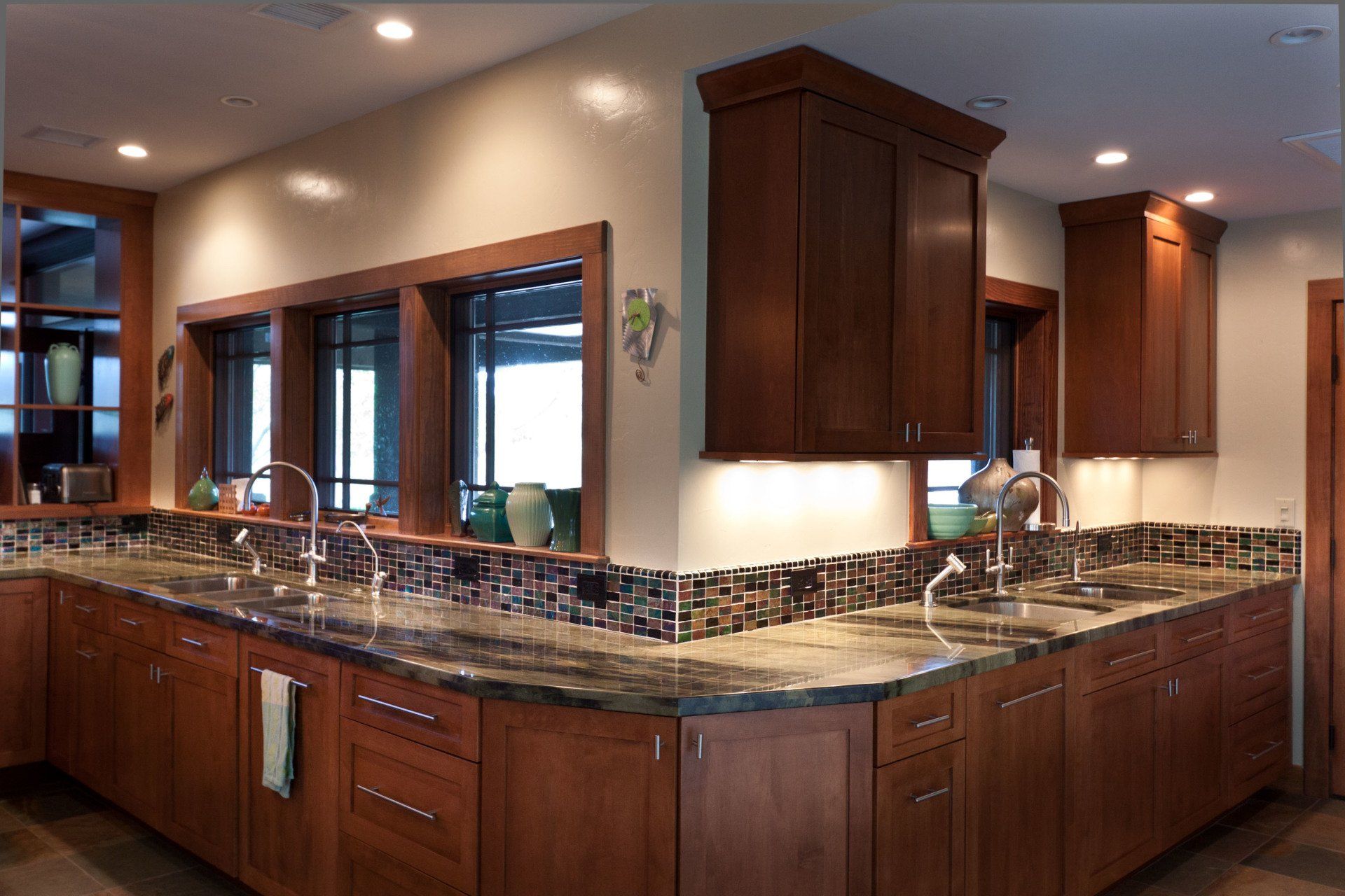 Kitchen countertop with two sinks